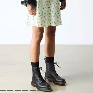 Dr Martens Vonda Mono Women’s Floral Boots in Black, Size 7